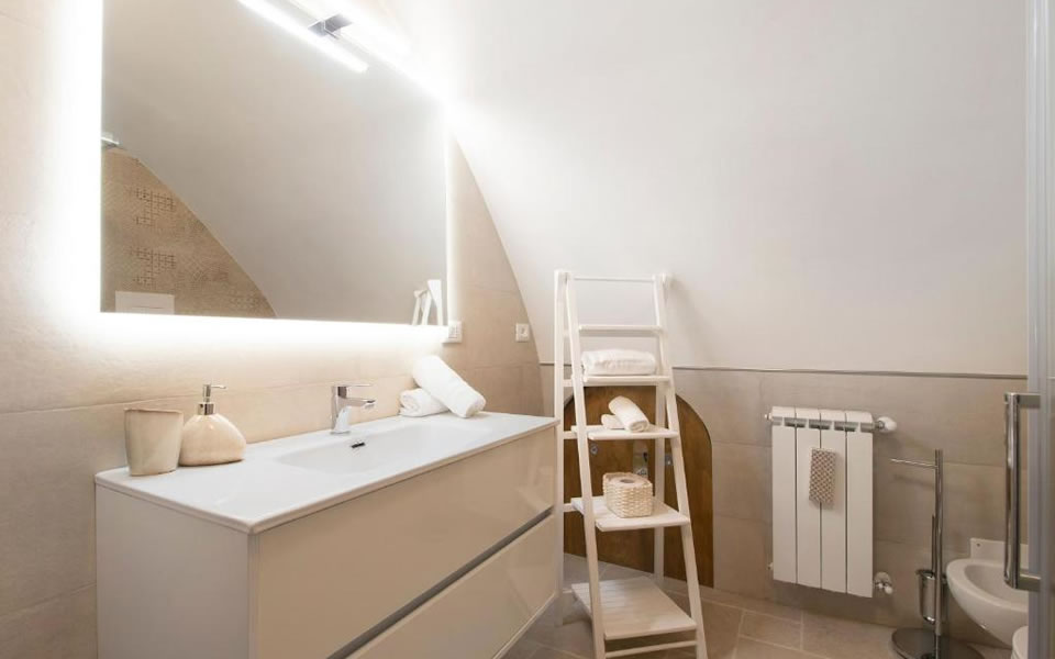Bagno privato moderno con ampia cabina doccia